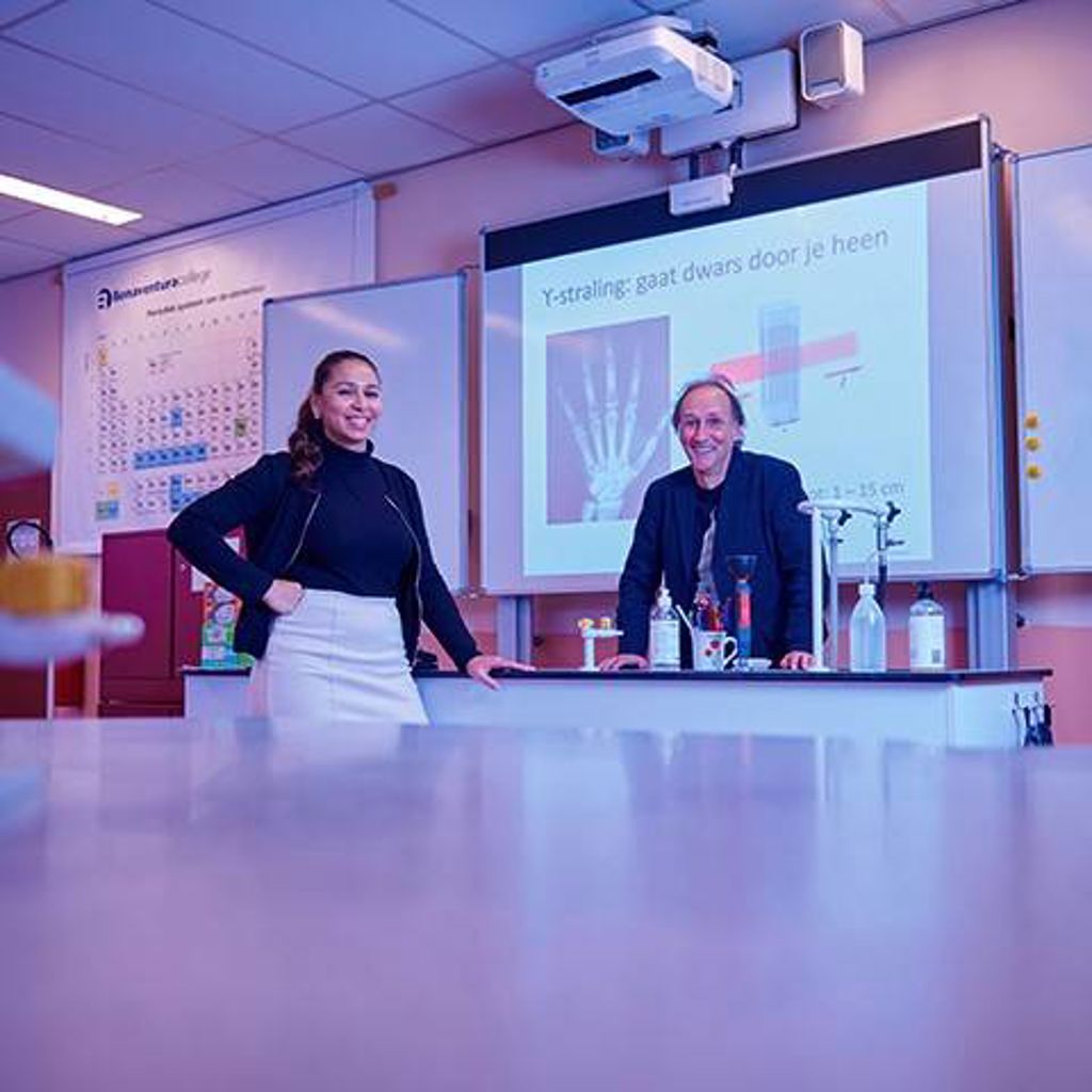JAN ONZ Magazine Sabrina En Leraar(1)