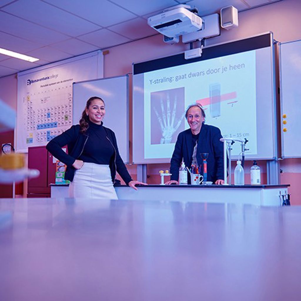 JAN ONZ Magazine Sabrina En Leraar(1)