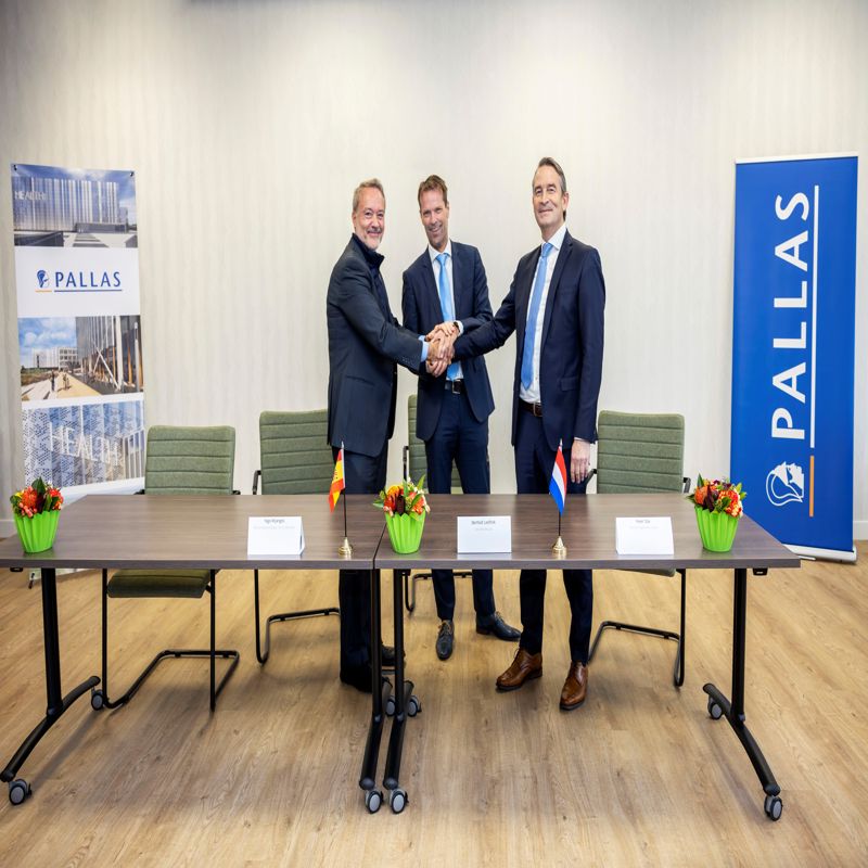 Contract Signature NRG PALLAS FCC 04 (High Res)